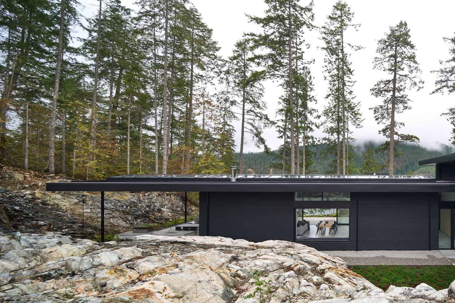 modern-lake-house-retreat-exterior-british-columbia