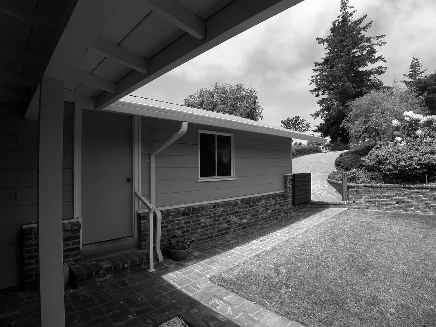 ranch-style-home-exterior-before-the-renovation