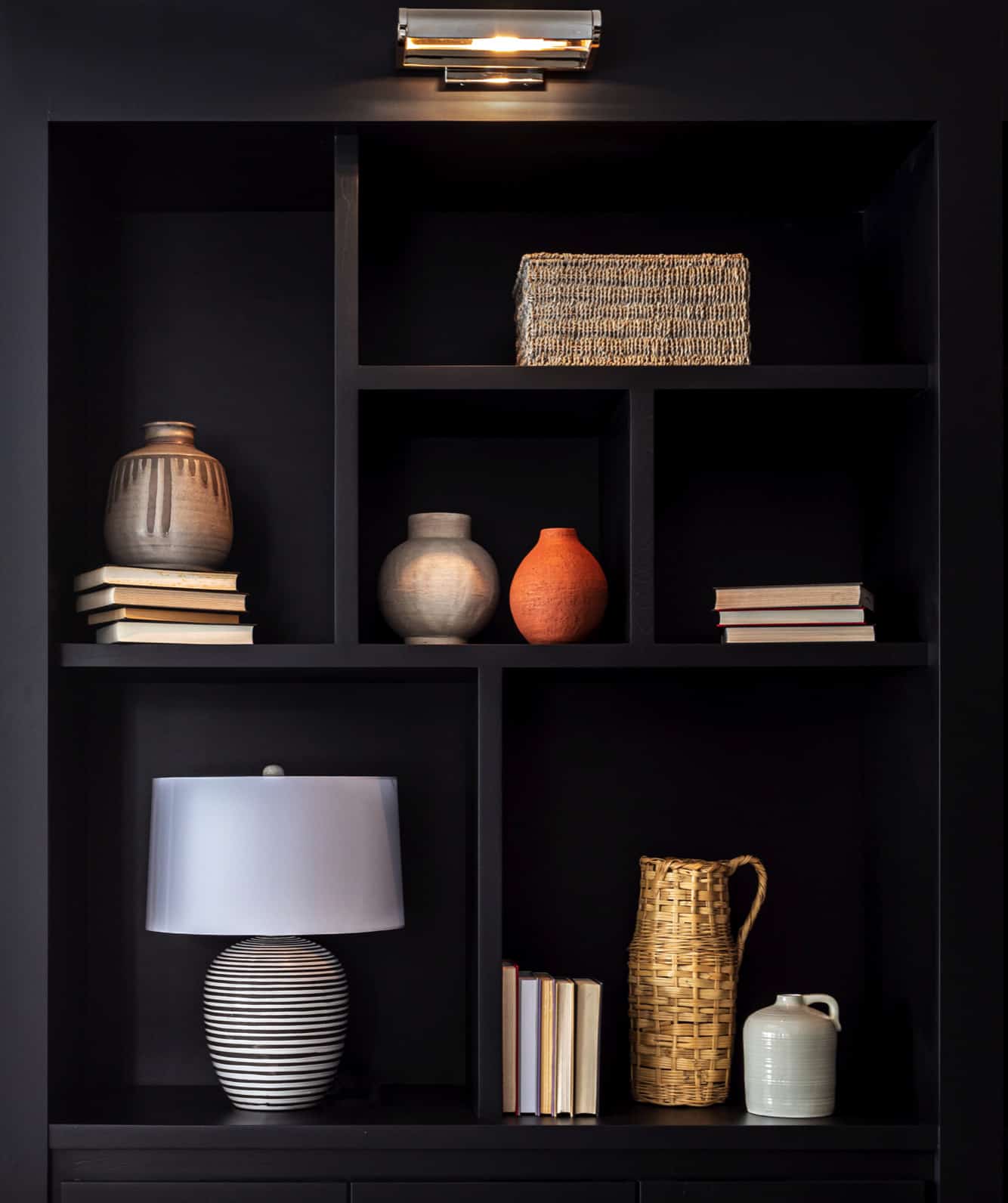 rustic-family-room-bookshelf-black