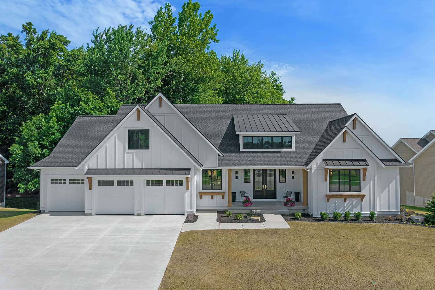 contemporary-lake-house-exterior