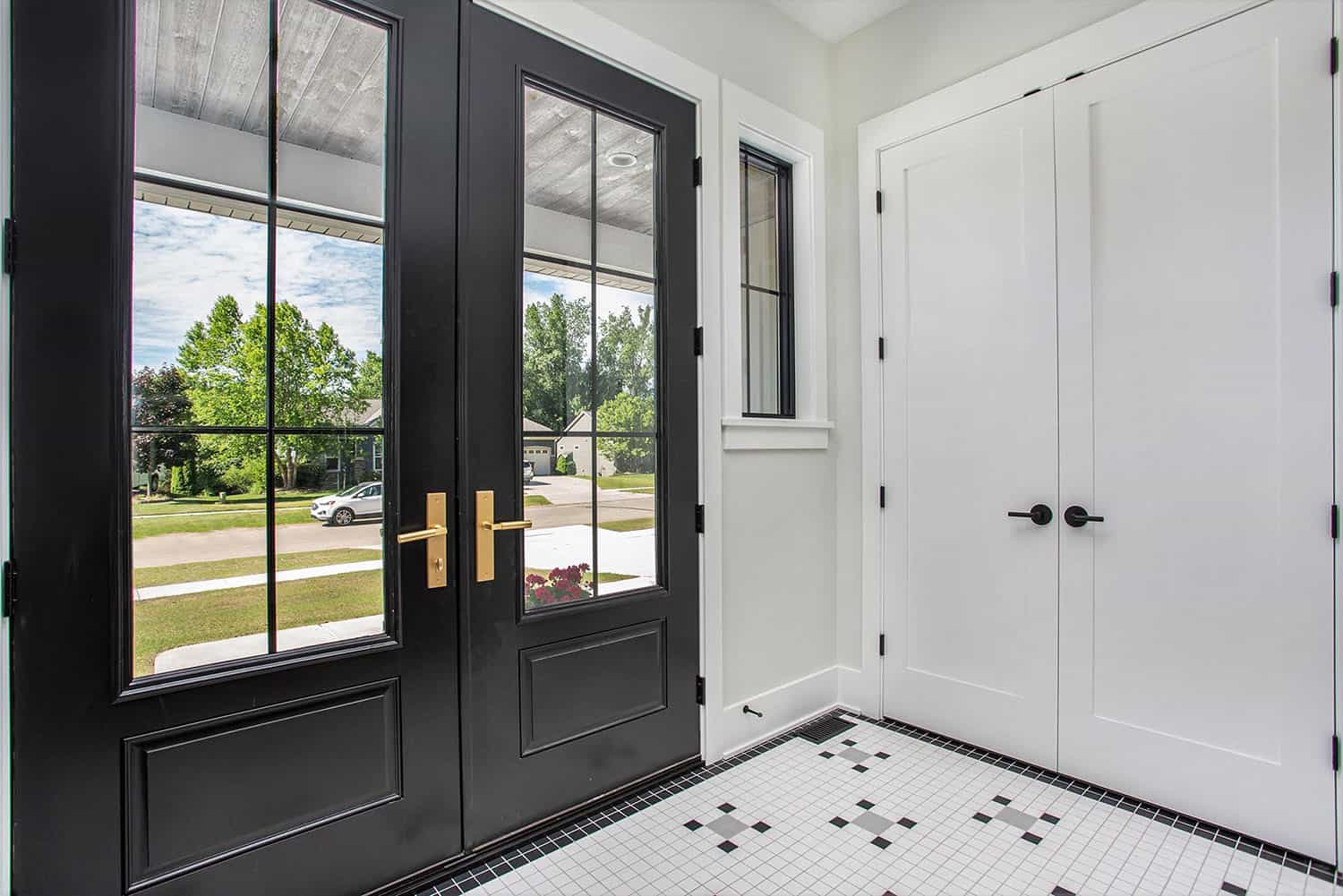 contemporary-lake-house-entry