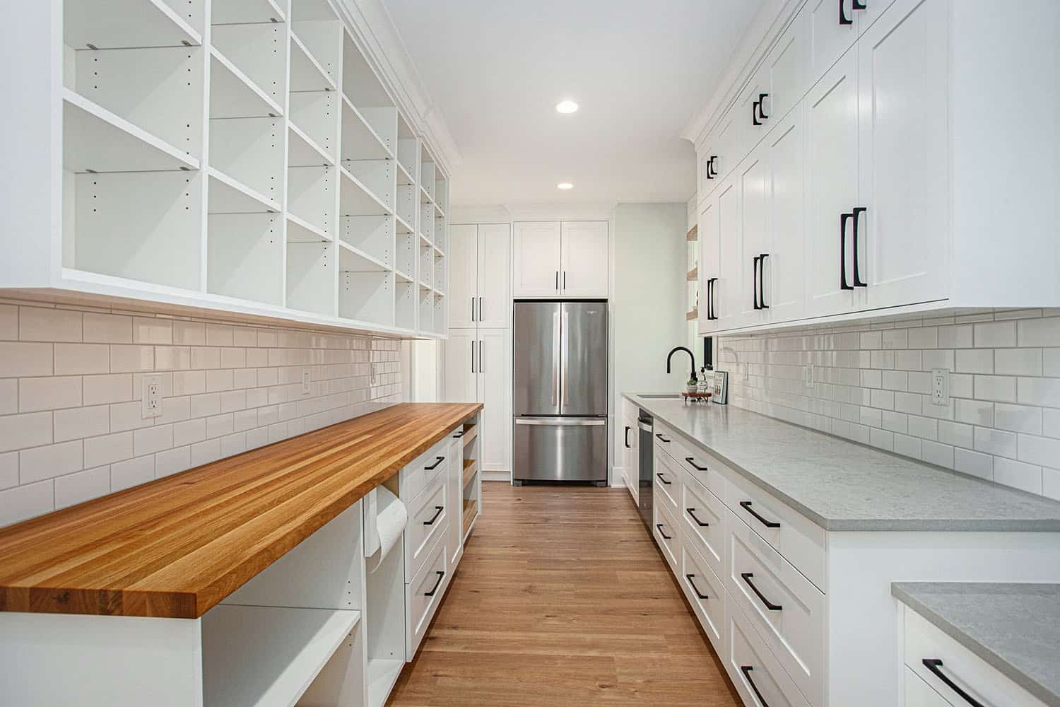 contemporary-kitchen-pantry