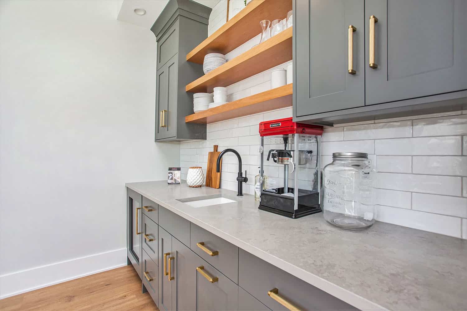 contemporary-home-bar