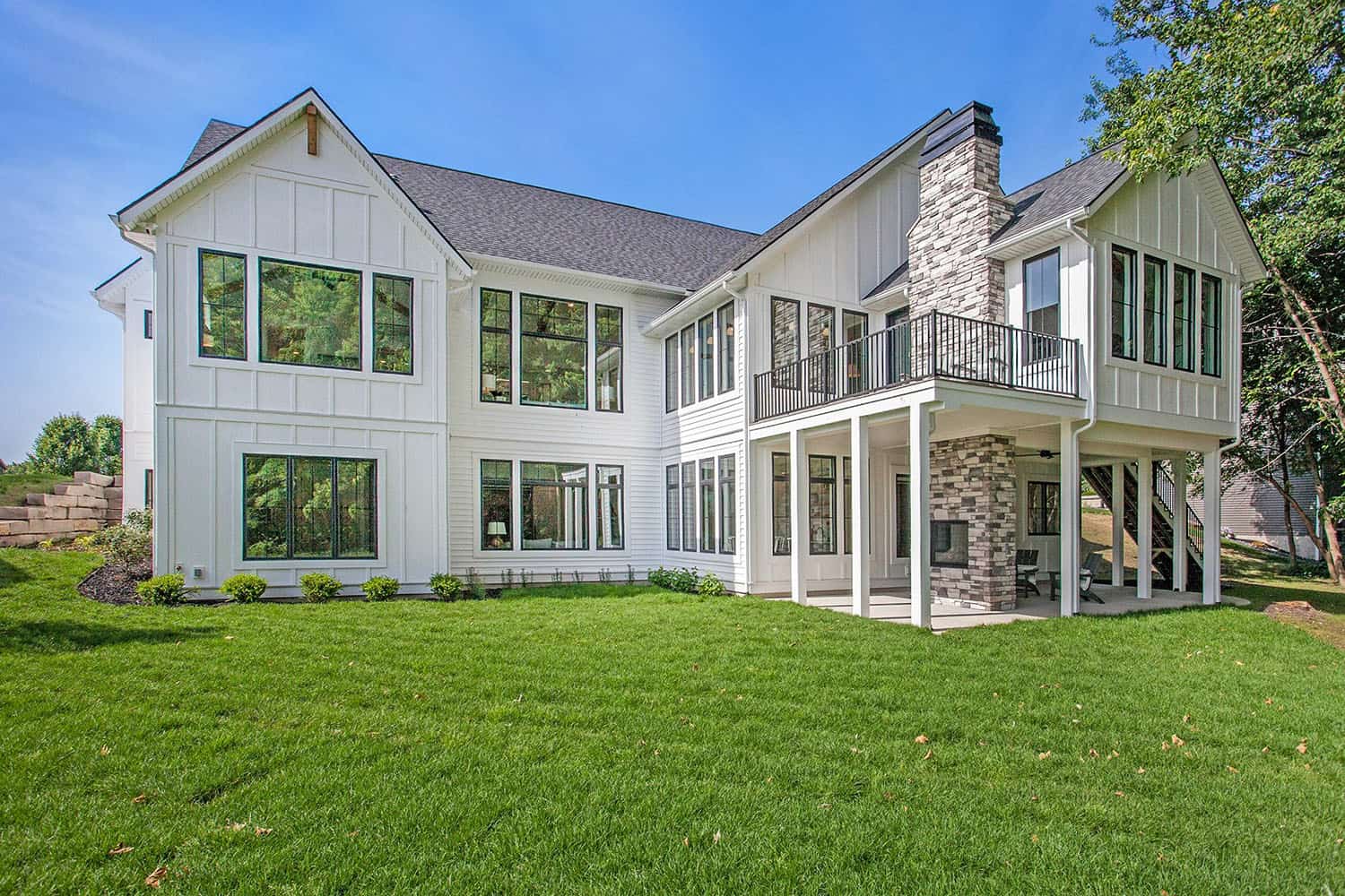 contemporary-lake-house-exterior