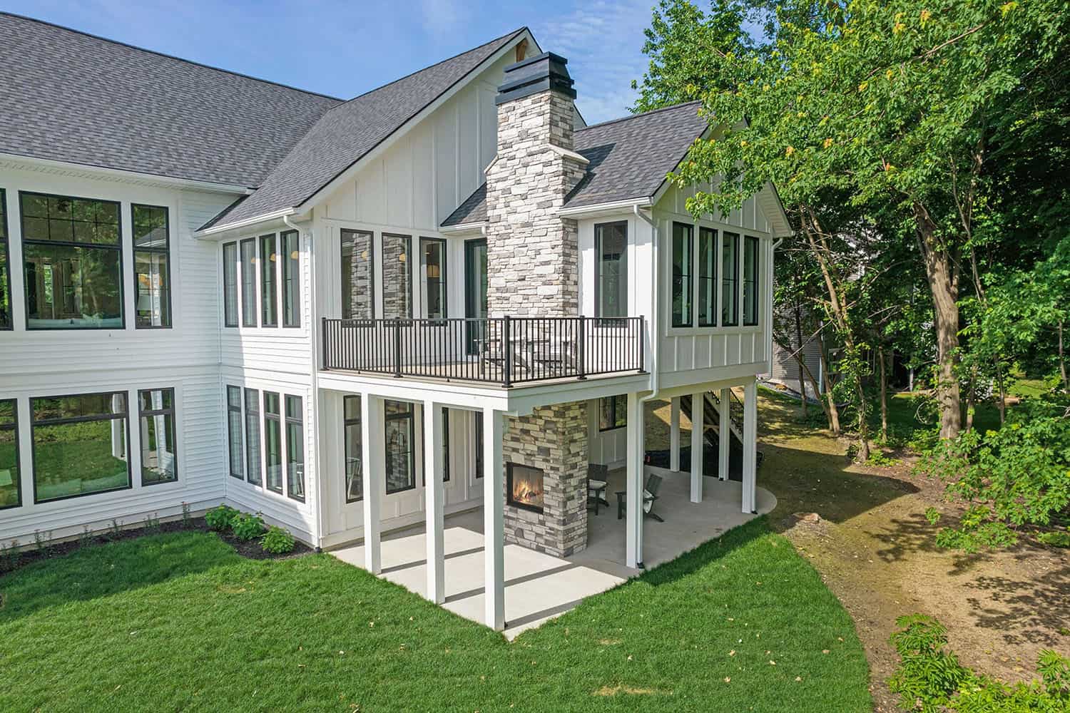 contemporary-lake-house-exterior
