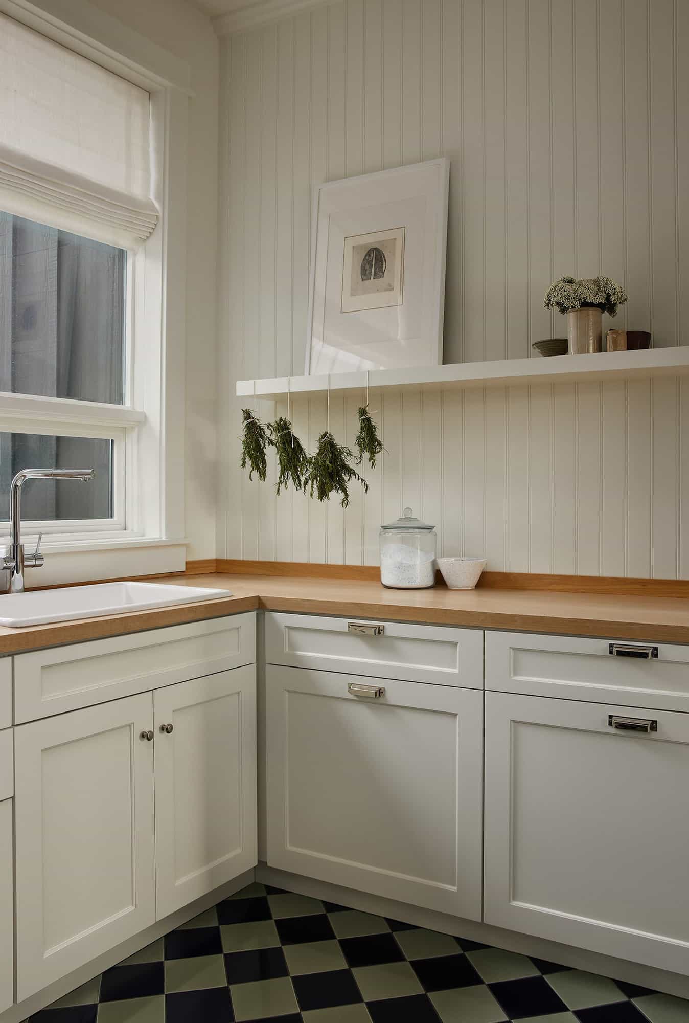 contemporary-kitchen-pantry