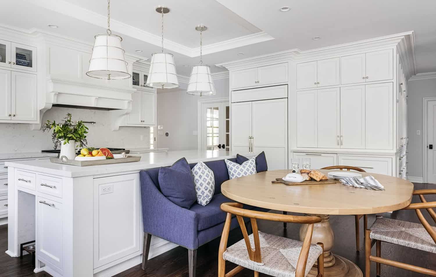 colonial-home-kitchen-and-breakfast-nook