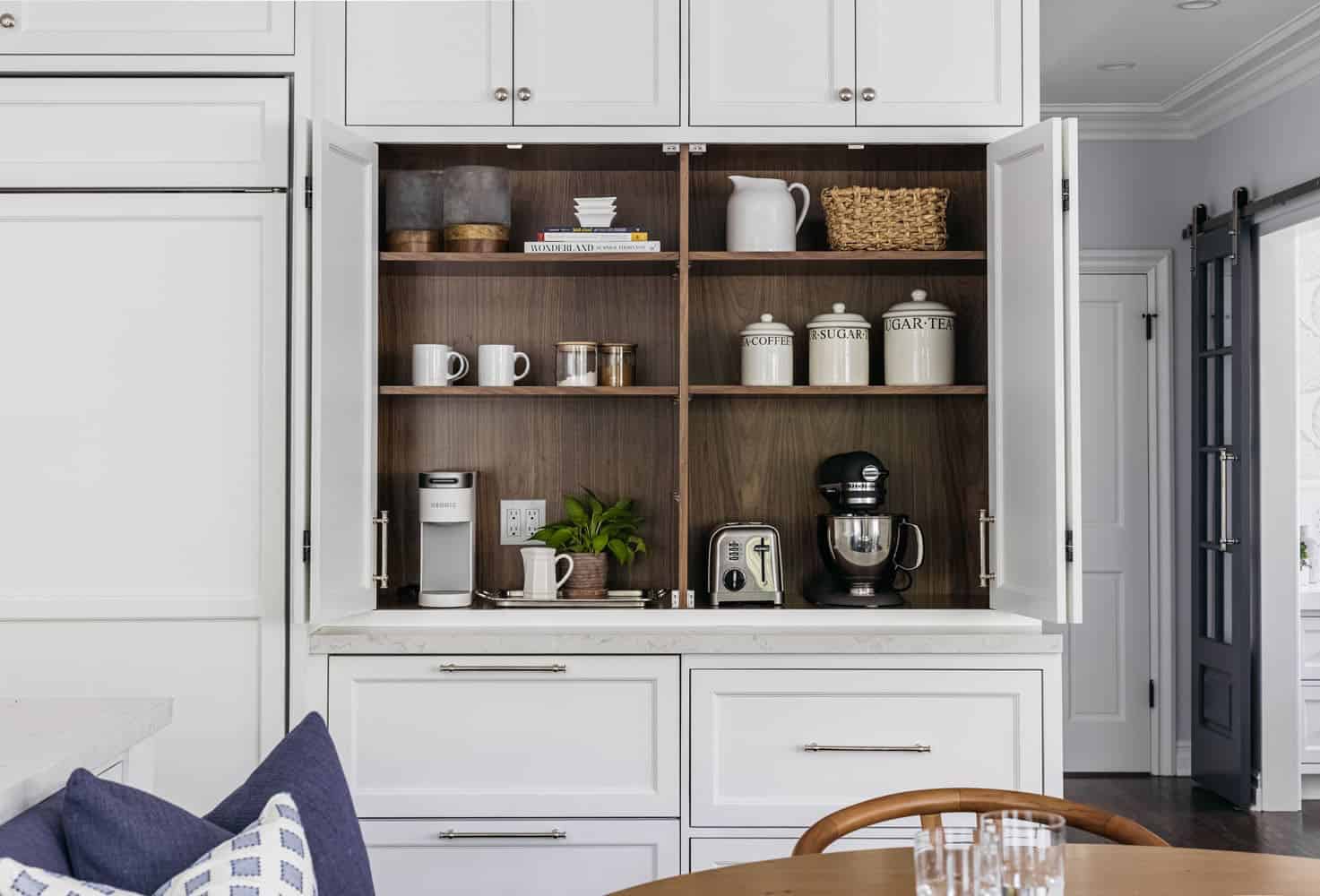 colonial-home-kitchen-and-breakfast-nook