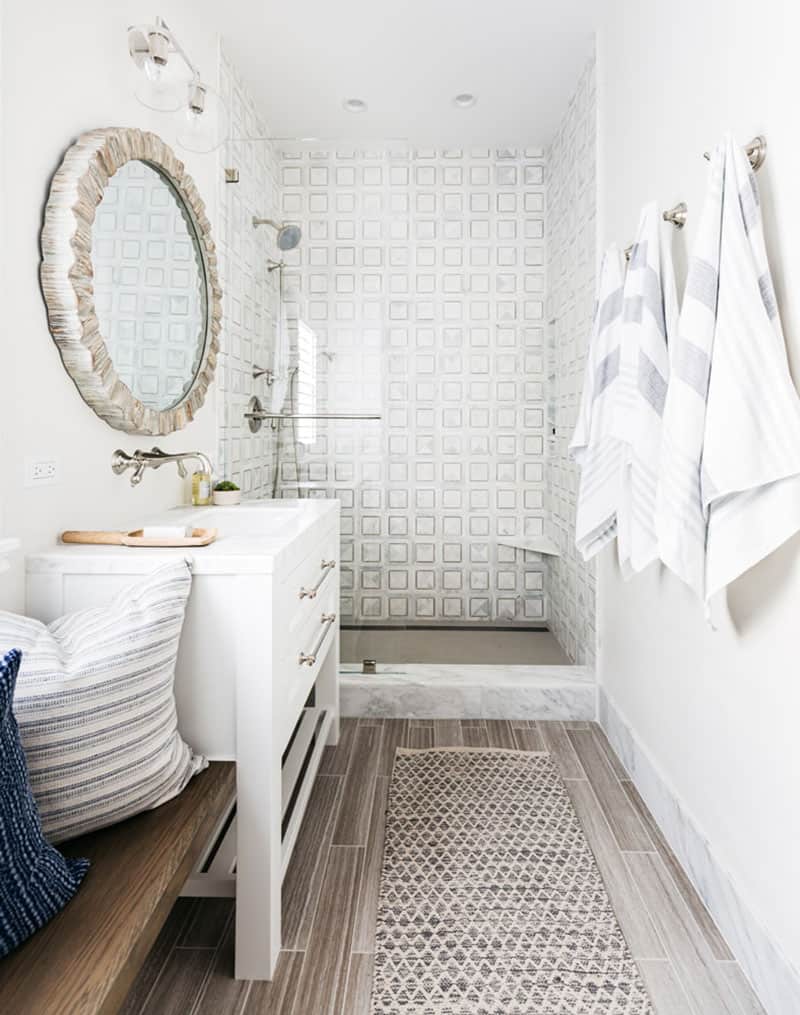 colonial-home-bathroom