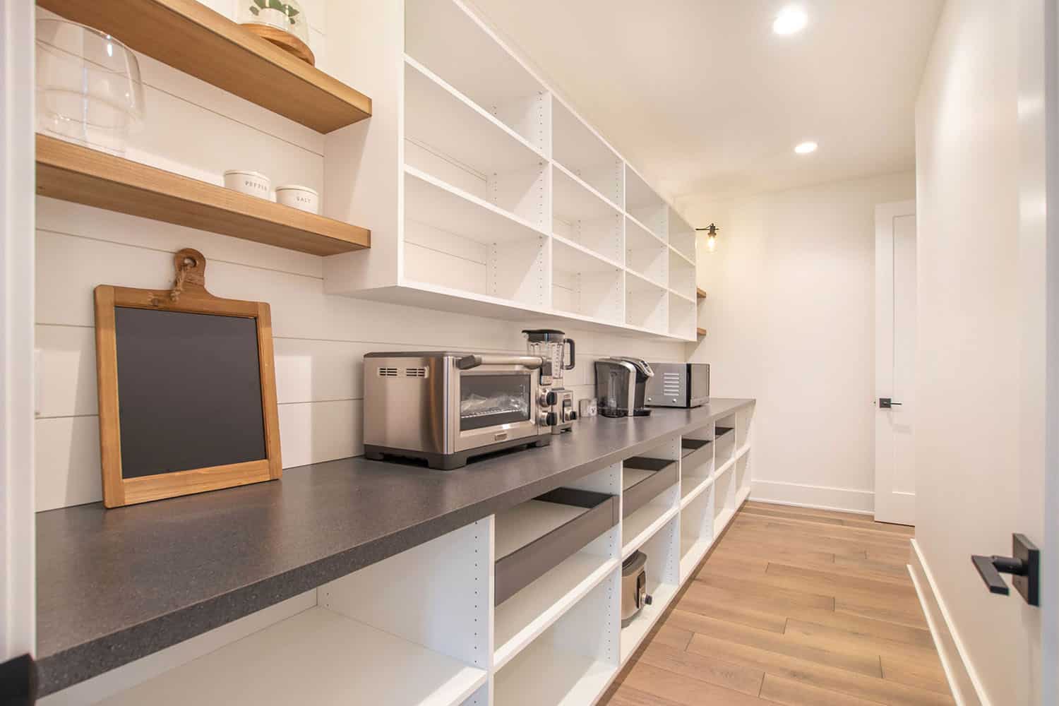 farmhouse-kitchen-pantry