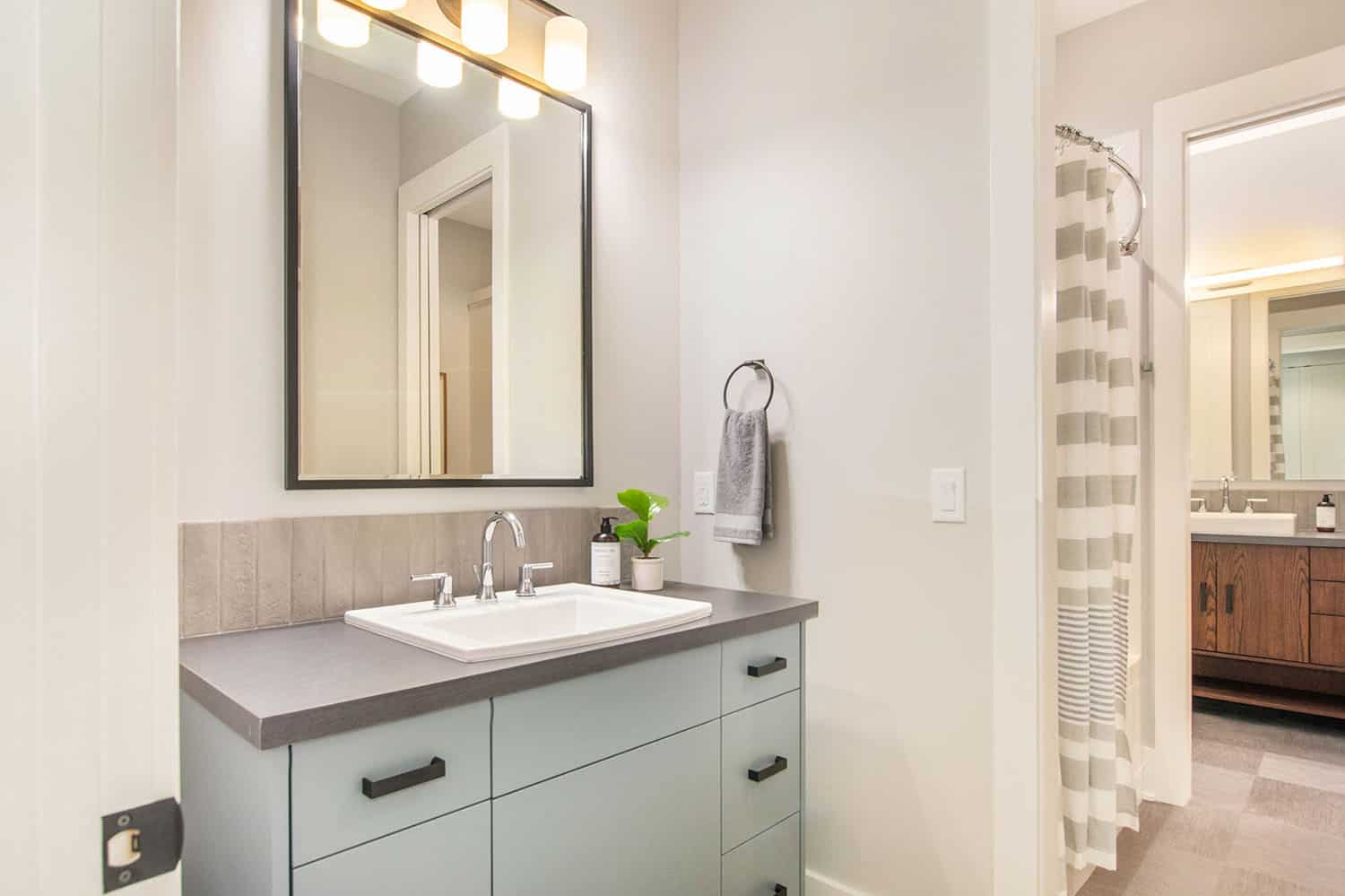 midcentury-modern-bathroom