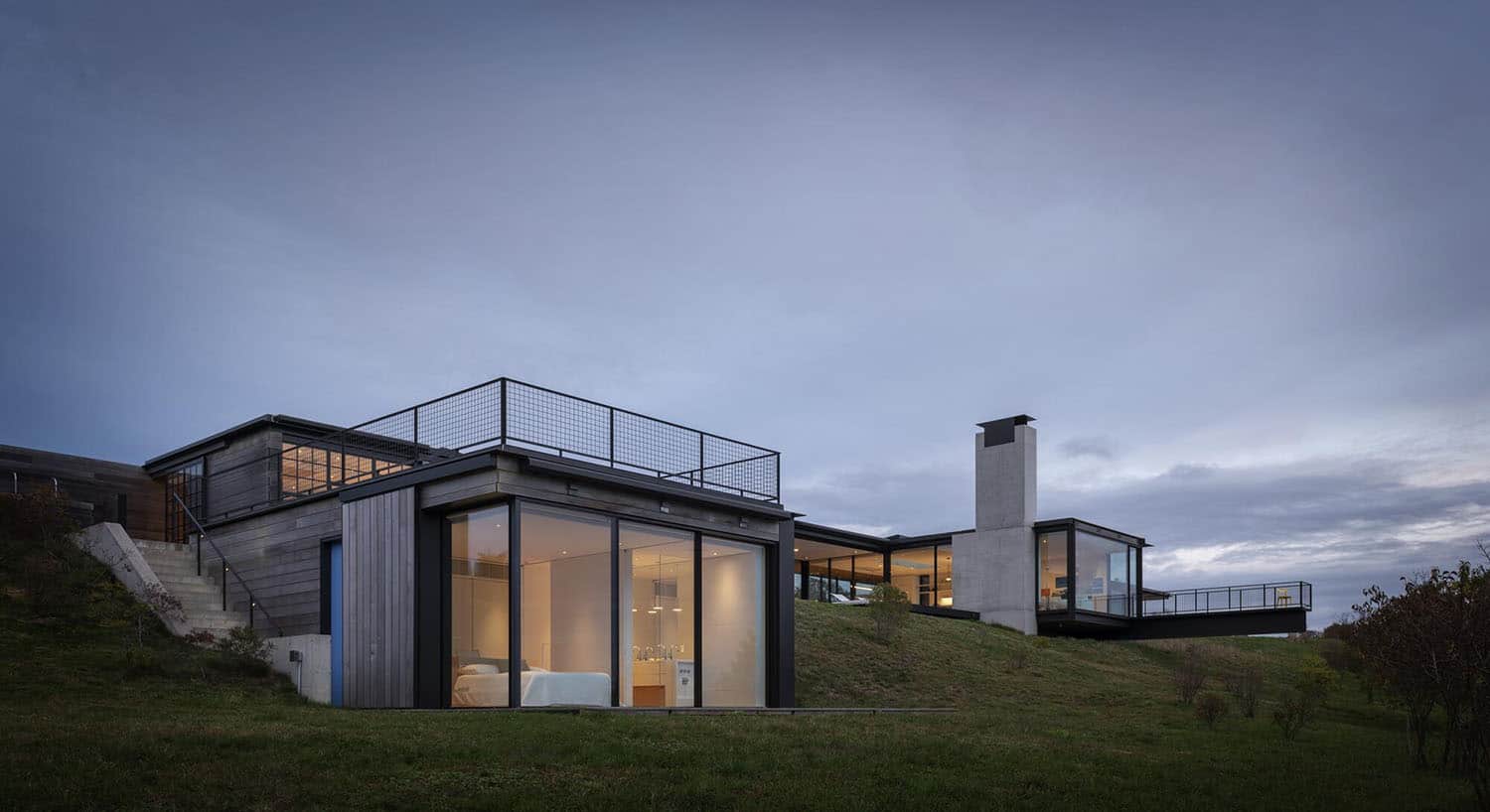 modern-home-exterior-at-dusk