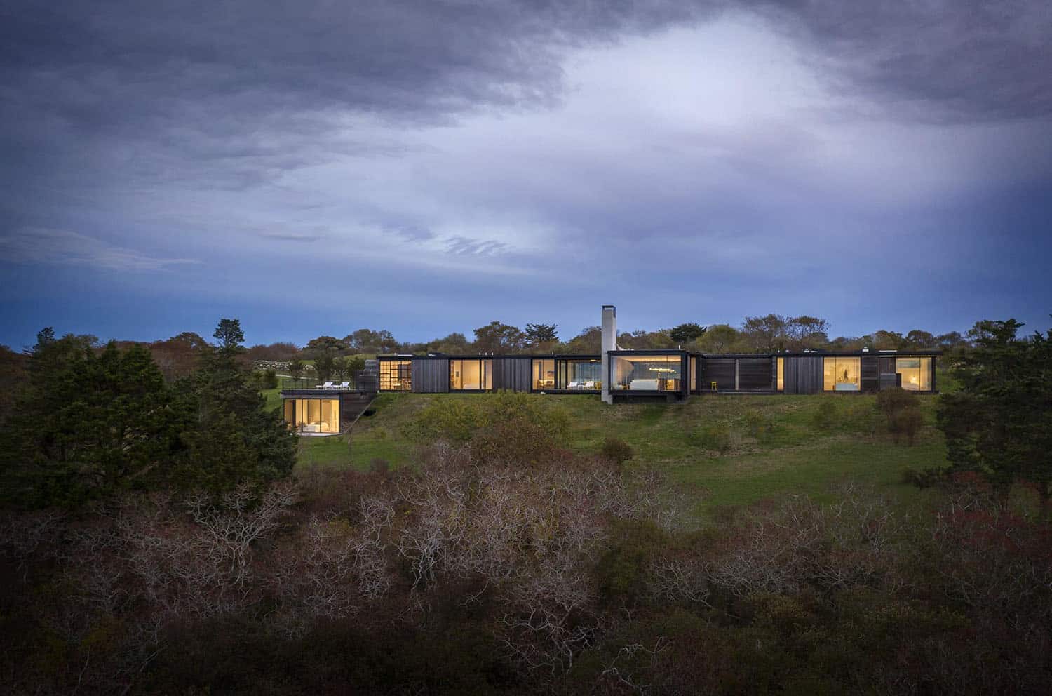 modern-home-exterior-at-dusk