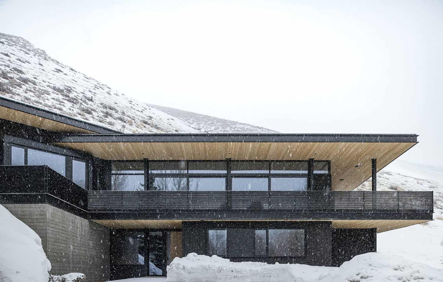 mountain-modern-home-exterior-with-snow