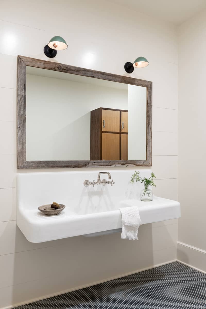 contemporary-entertainment-barn-bathroom