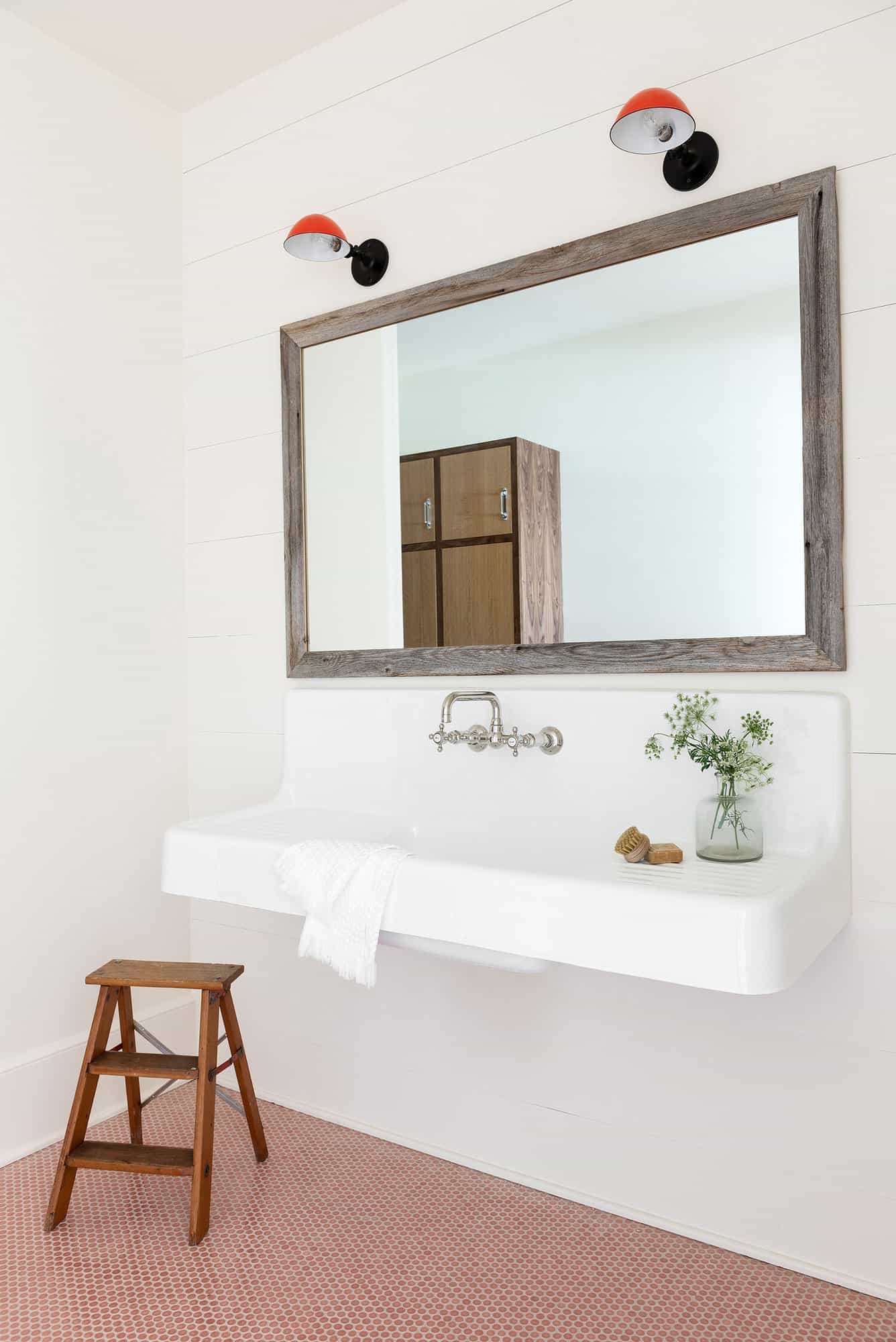 contemporary-entertainment-barn-bathroom