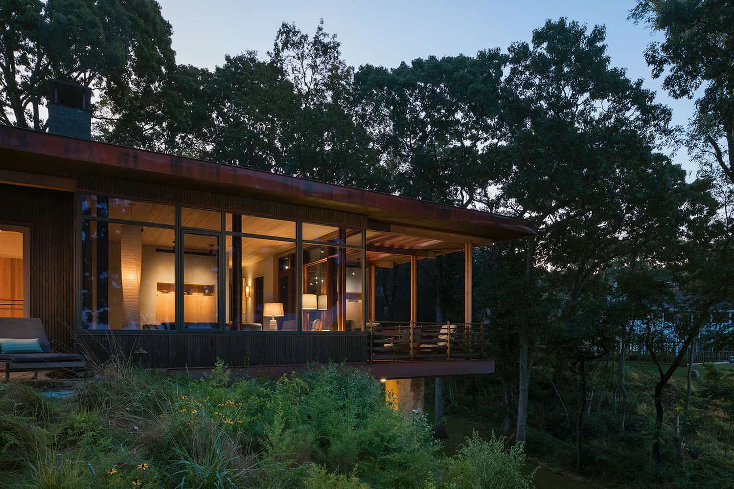 modern-home-exterior-at-dusk