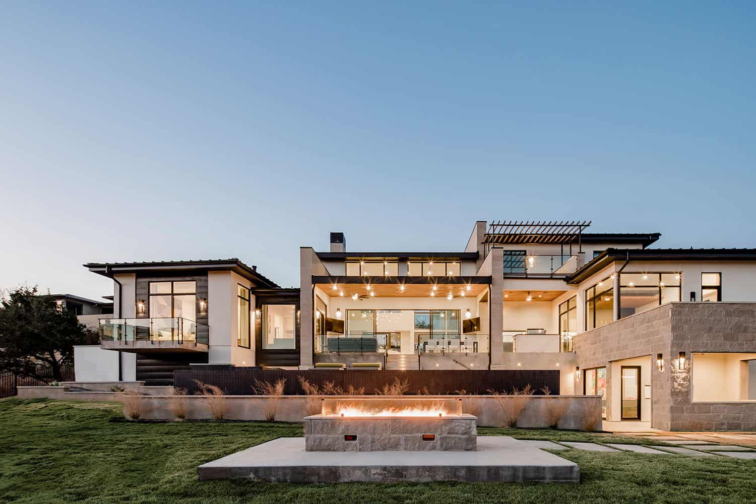 modern-home-exterior-at-dusk