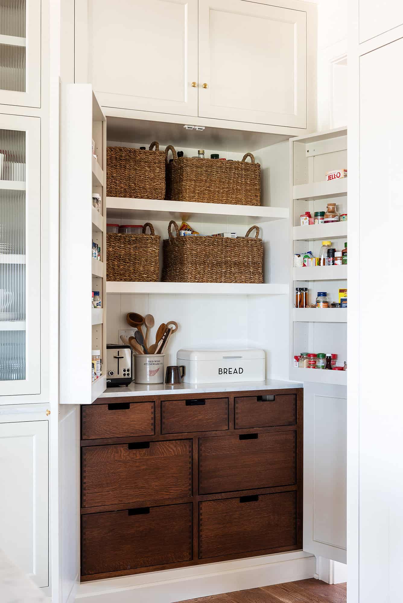 contemporary-kitchen-pantry