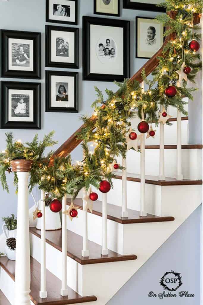 25 Most Beautiful Ways to Decorate Your Staircase for Christmas