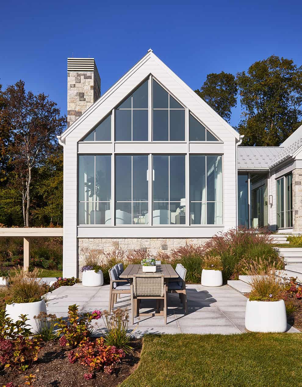 contemporary-hilltop-home-exterior