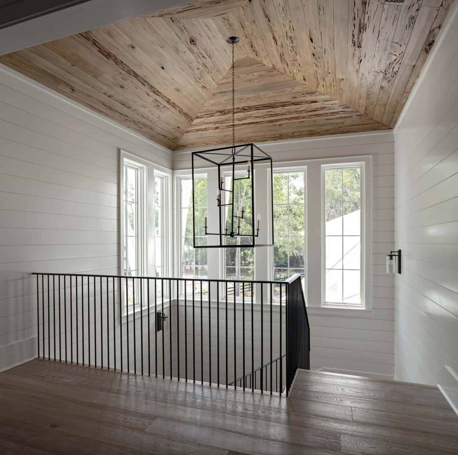 beach-style-upstairs-hallway