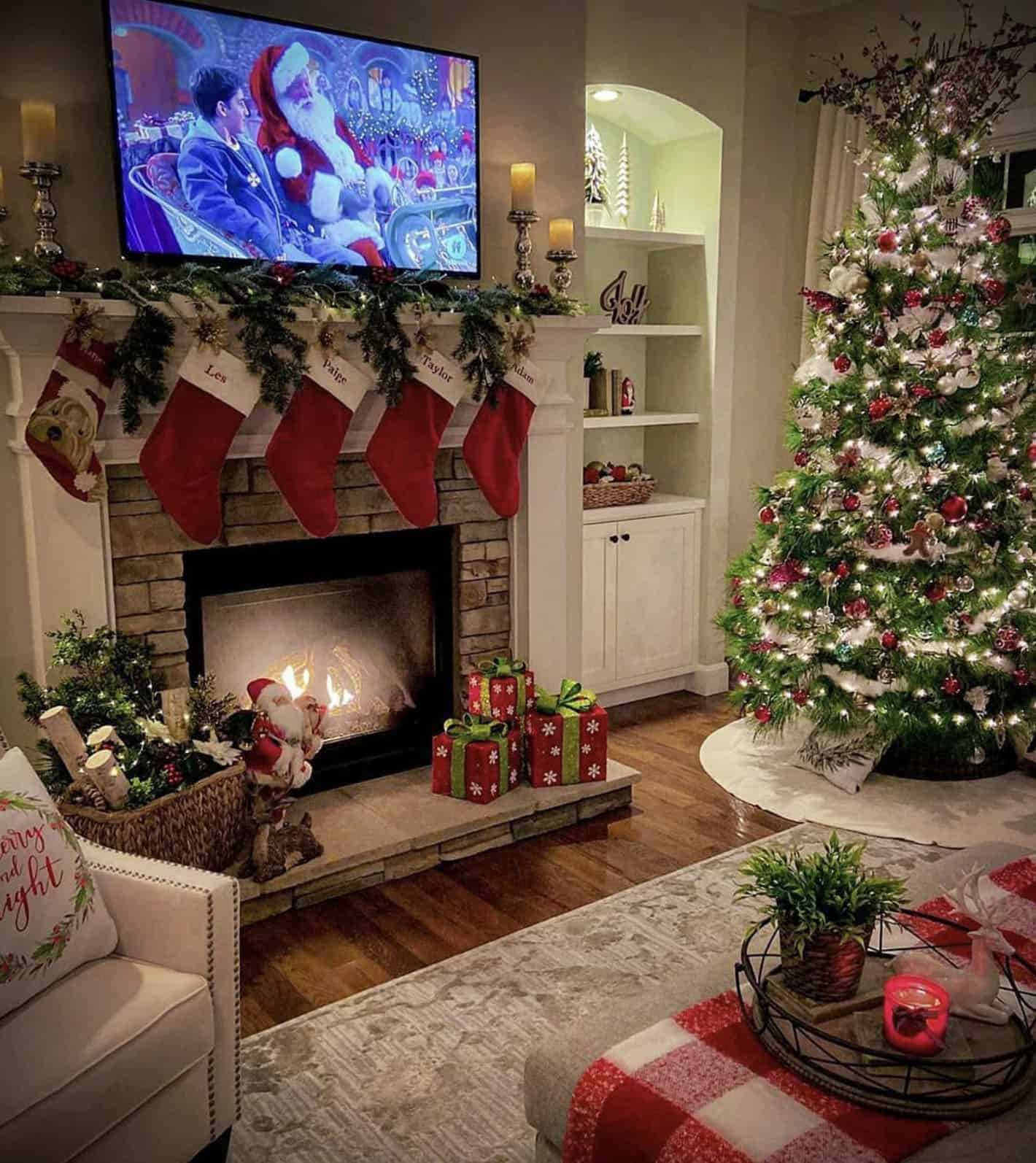 20 Beautiful Ways to Decorate Your Living Room for Christmas Story ...