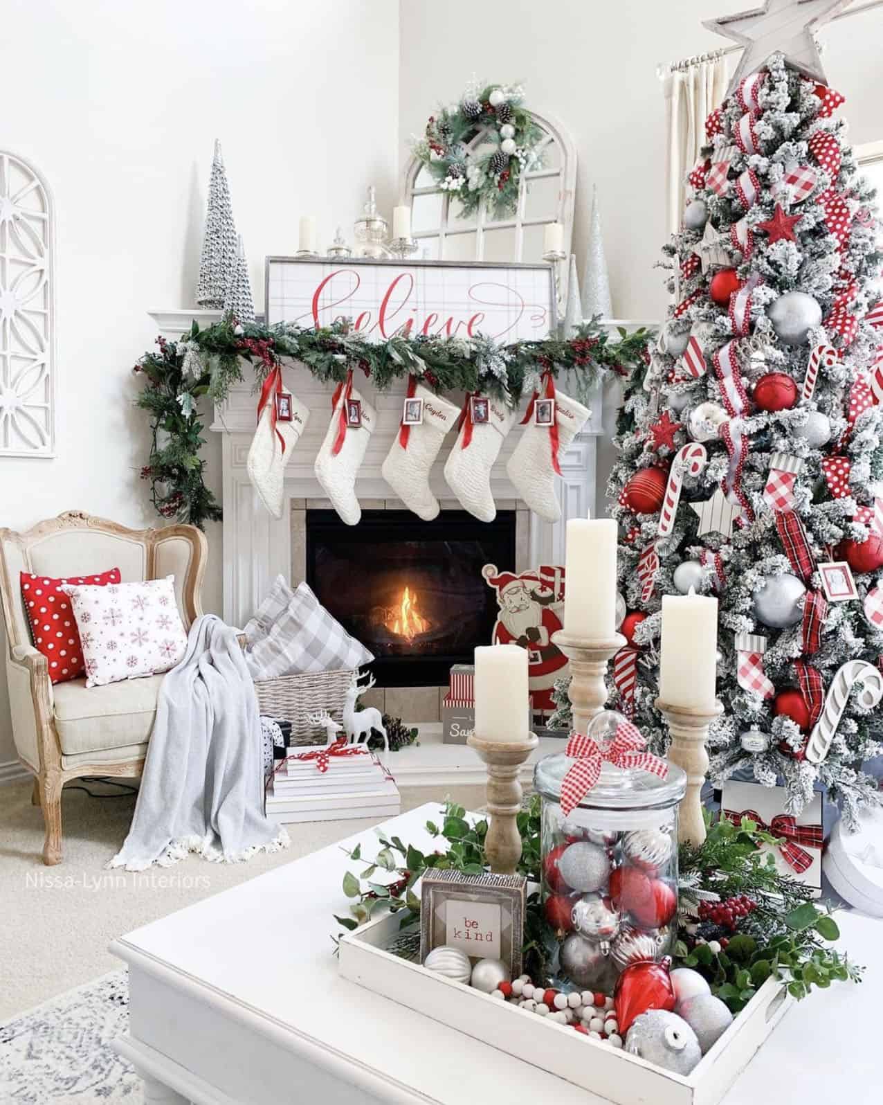 20 Beautiful Ways to Decorate Your Living Room for Christmas