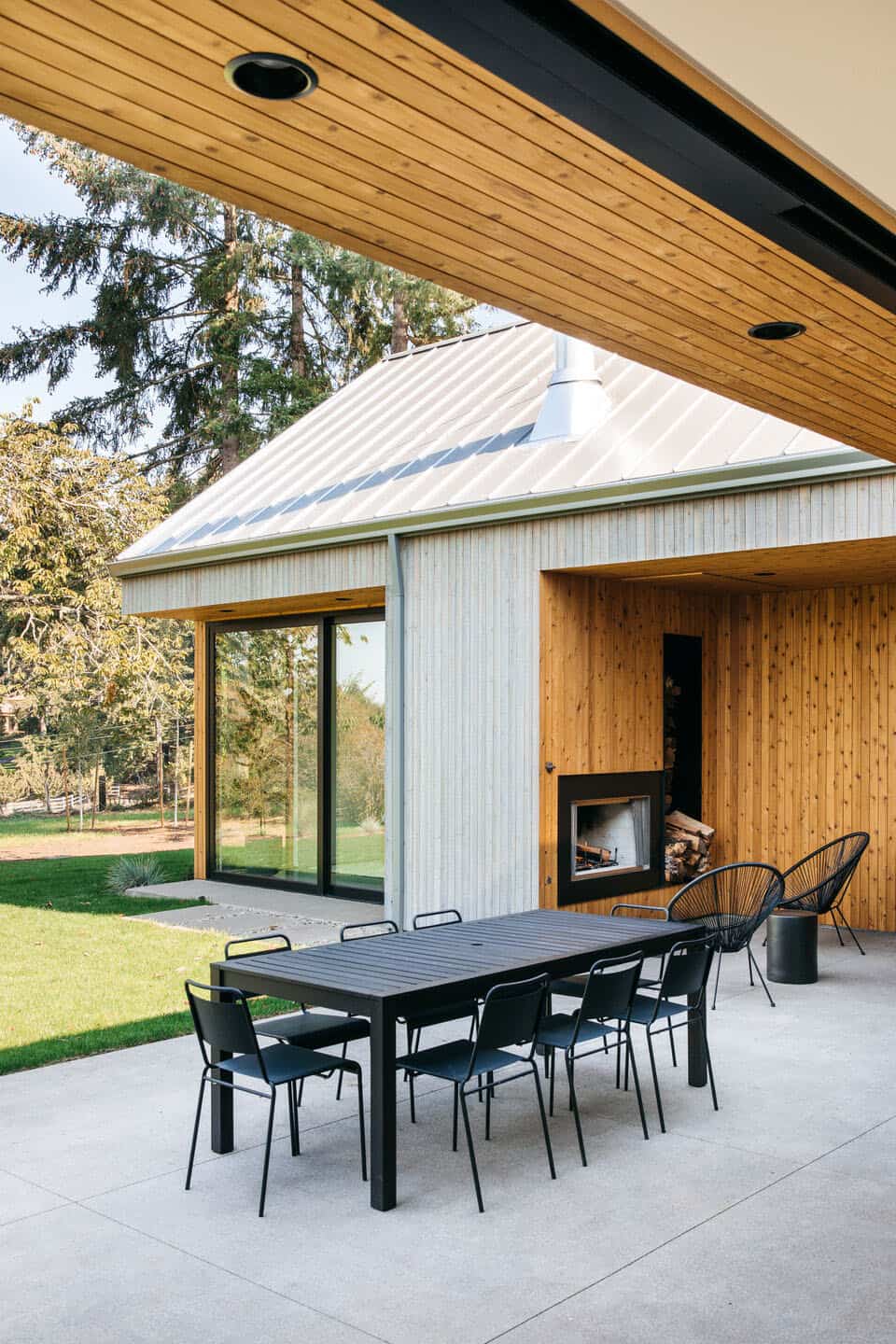 modern-scandinavian-home-covered-patio-with-outdoor-dining