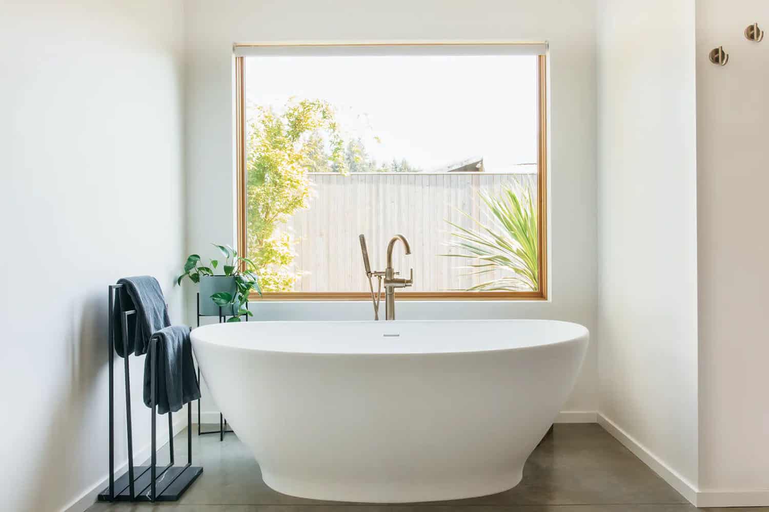 modern-scandinavian-bathroom-with-a-freestanding-tub