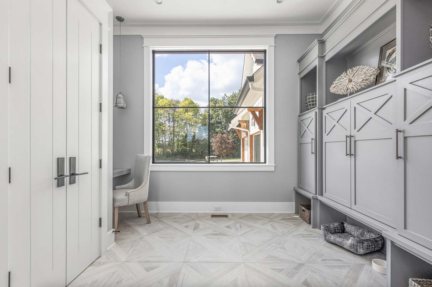 modern-farmhouse-mudroom