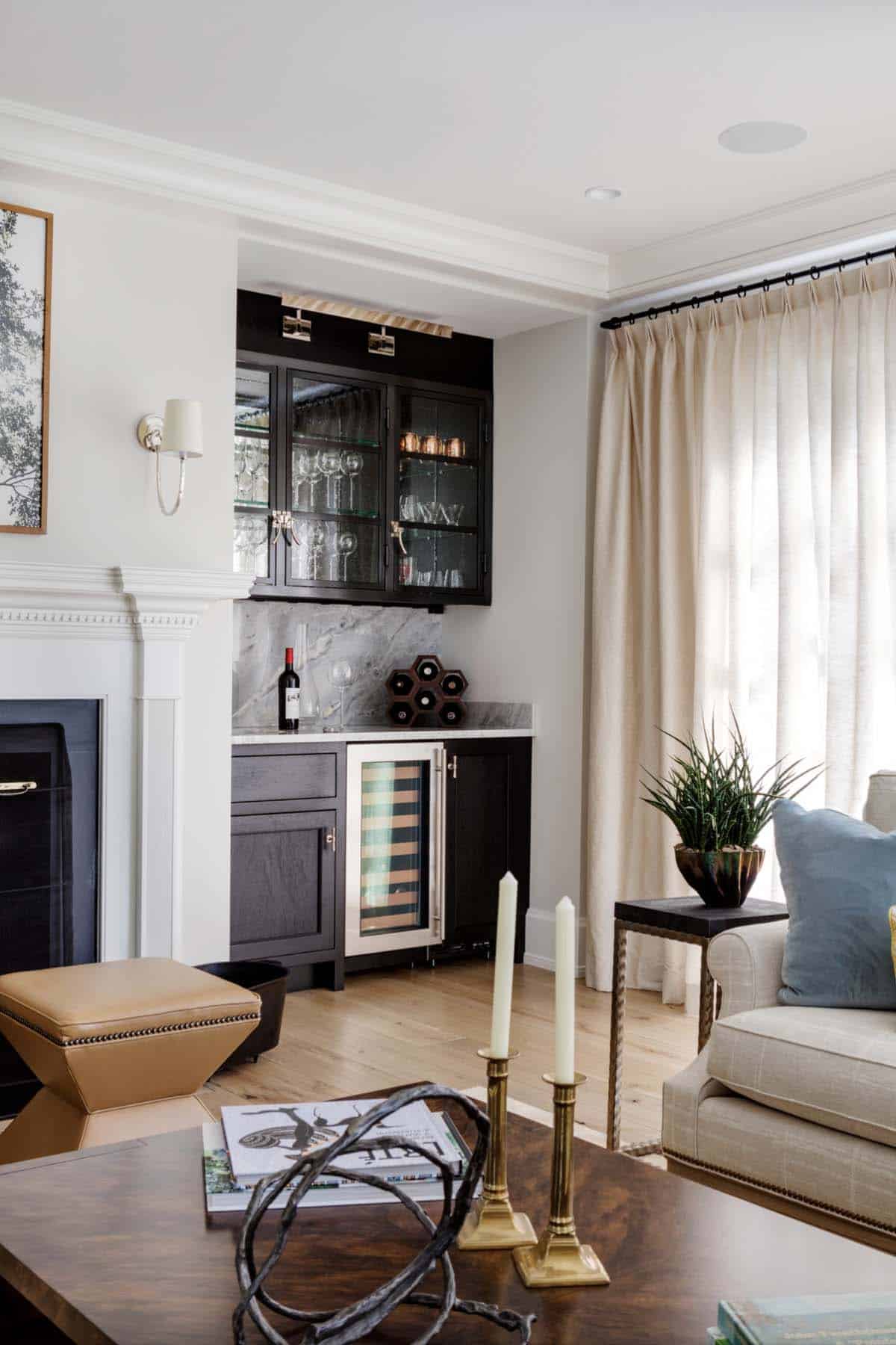 traditional-living-room-wet-bar