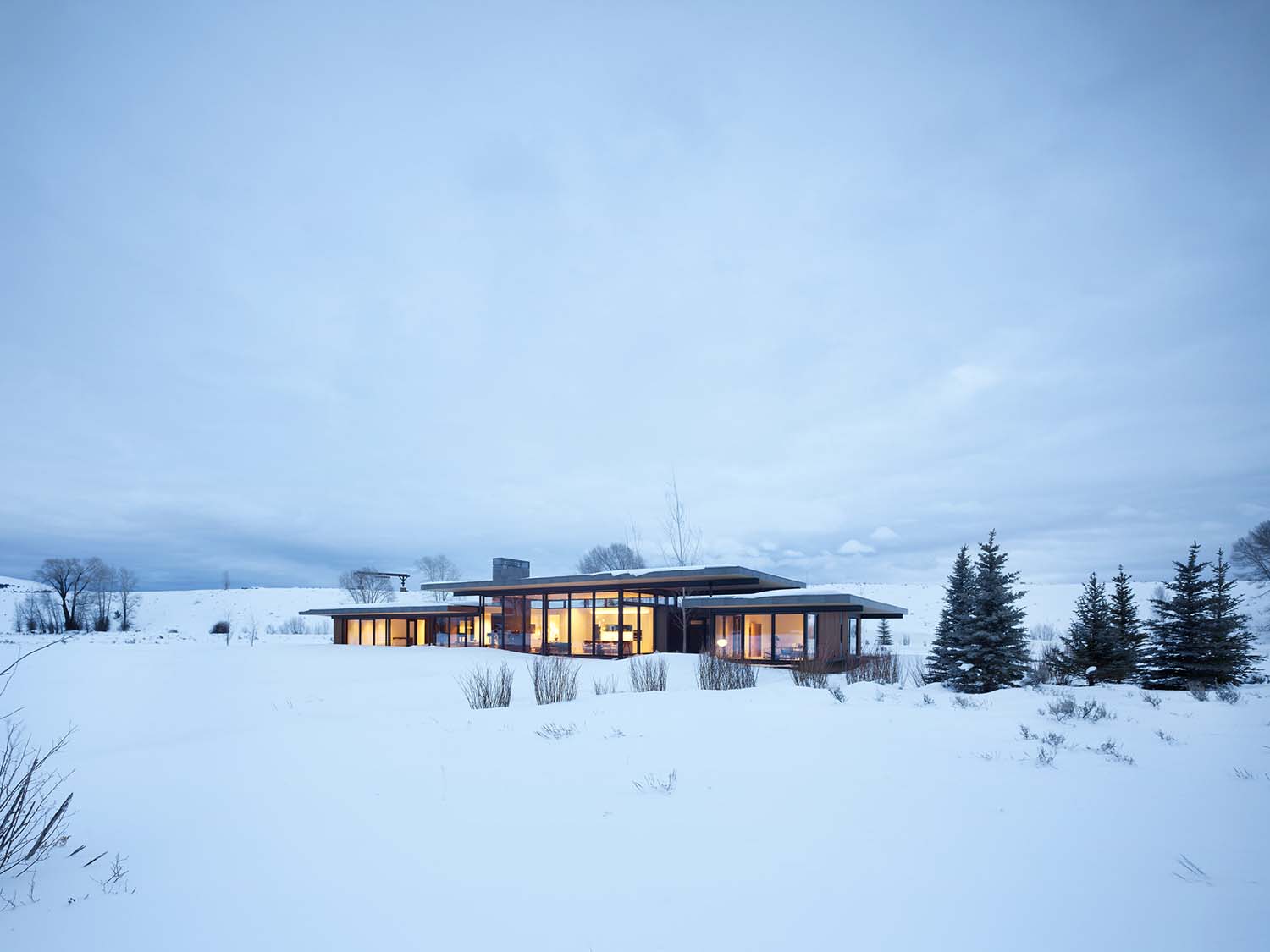 japanese-modern-courtyard-home-exterior-with-snow