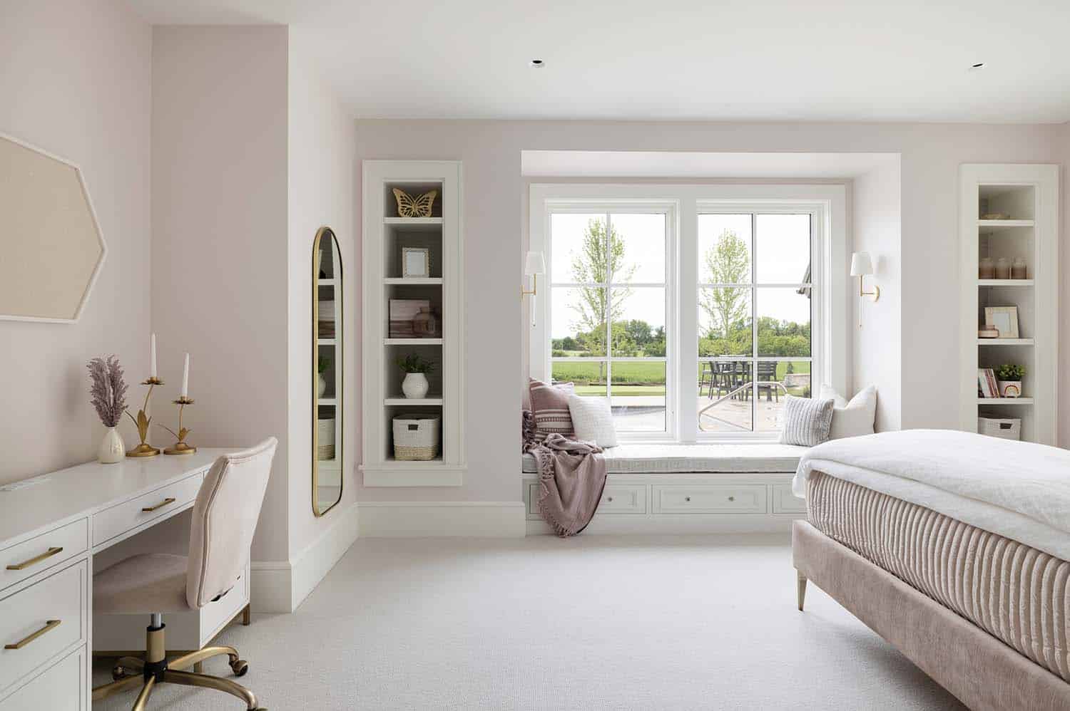 traditional-guest-bedroom