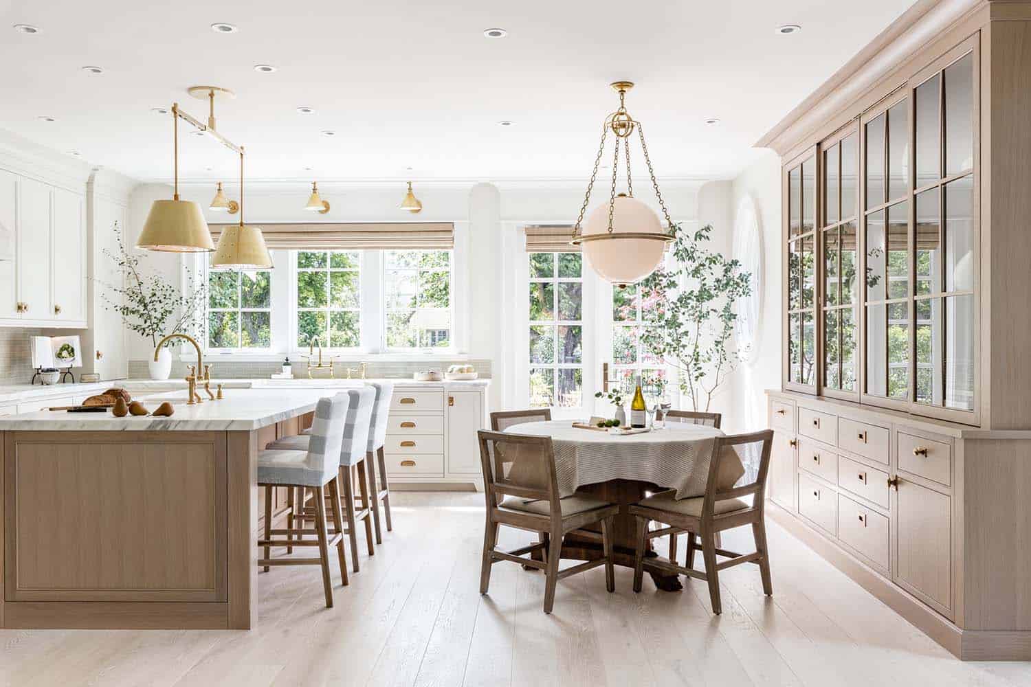 coastal-style-kitchen-and-breakfast-nook