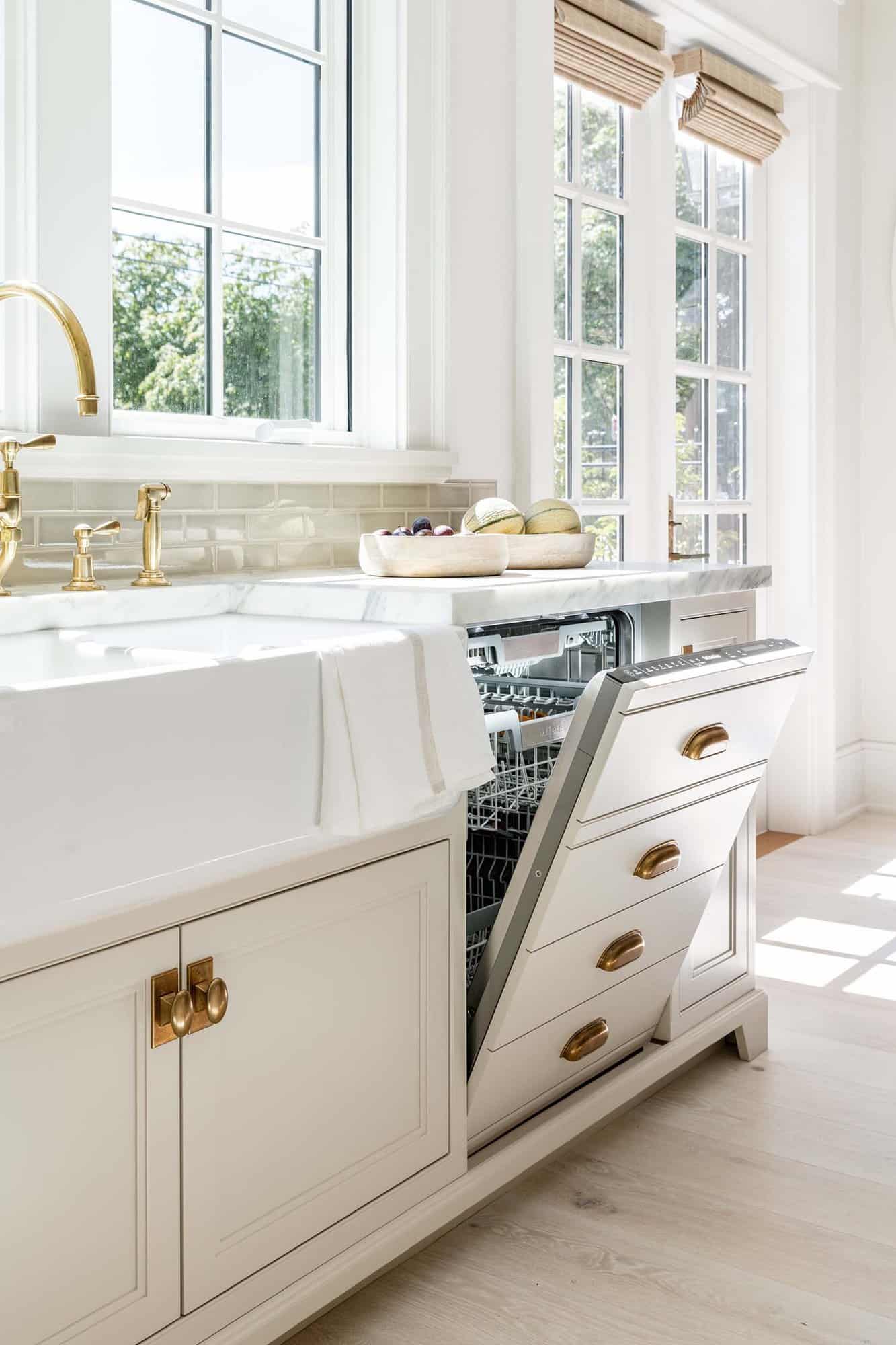 coastal-style-kitchen-with-a-dishwasher