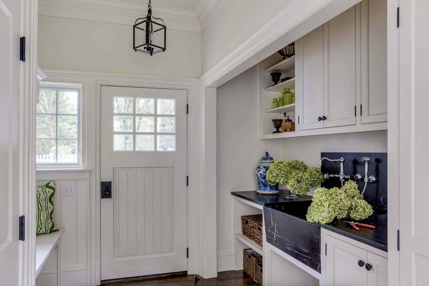 farmhouse-mudroom-entry