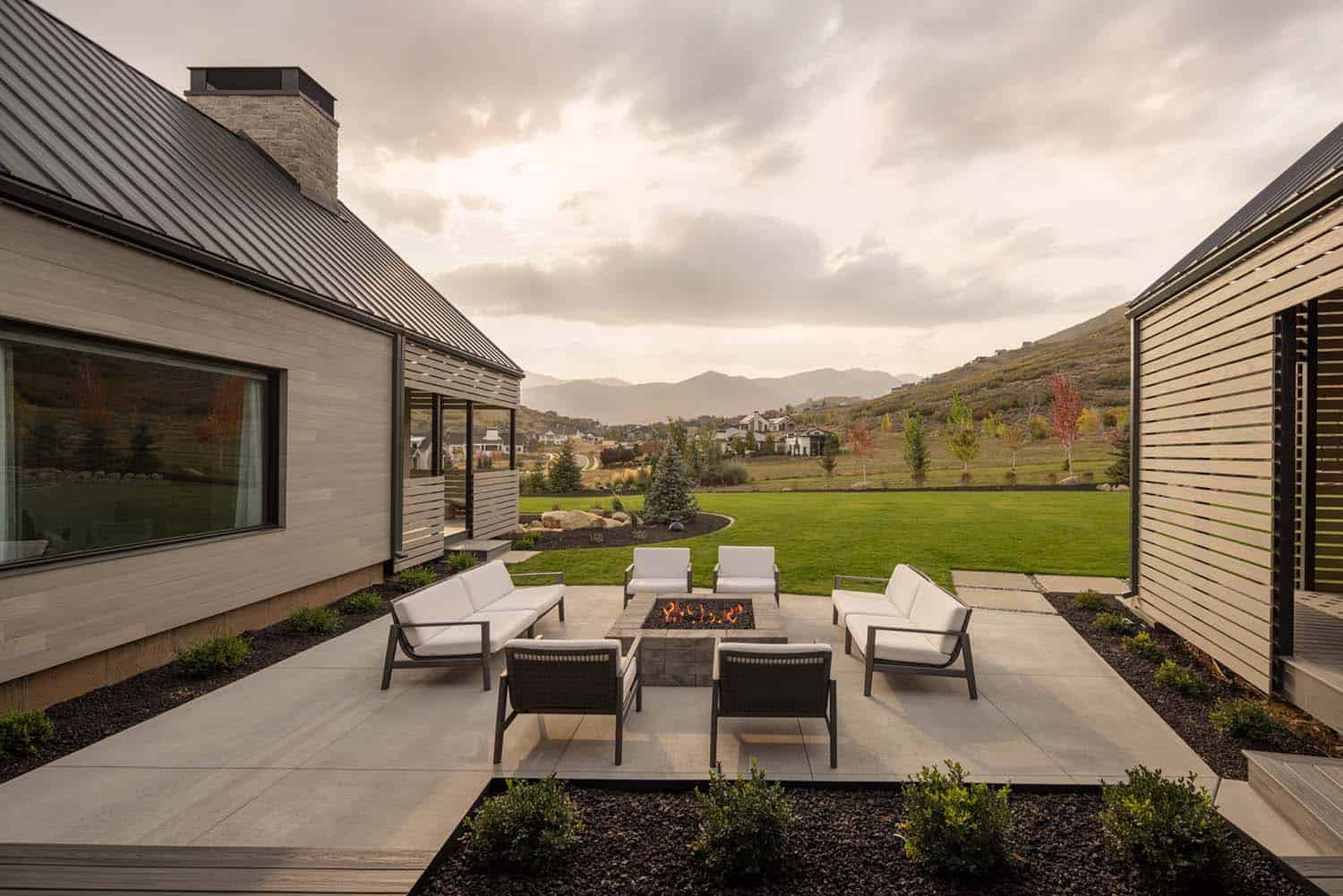 contemporary-mountain-home-patio