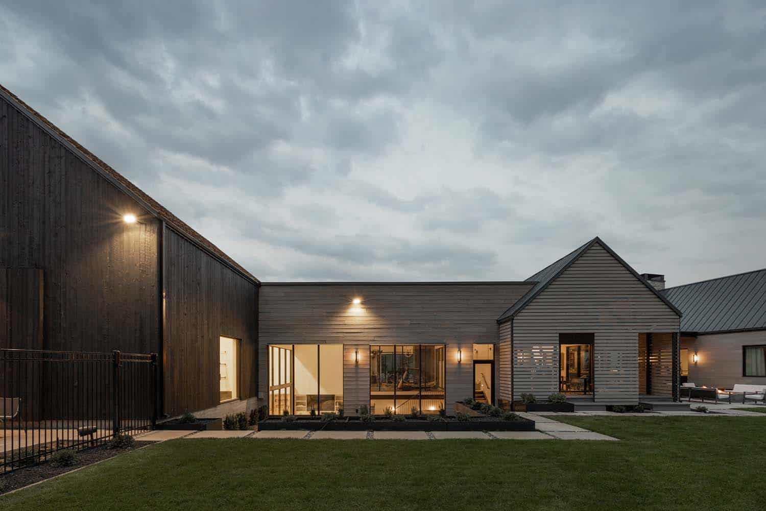 contemporary-mountain-home-exterior-at-dusk