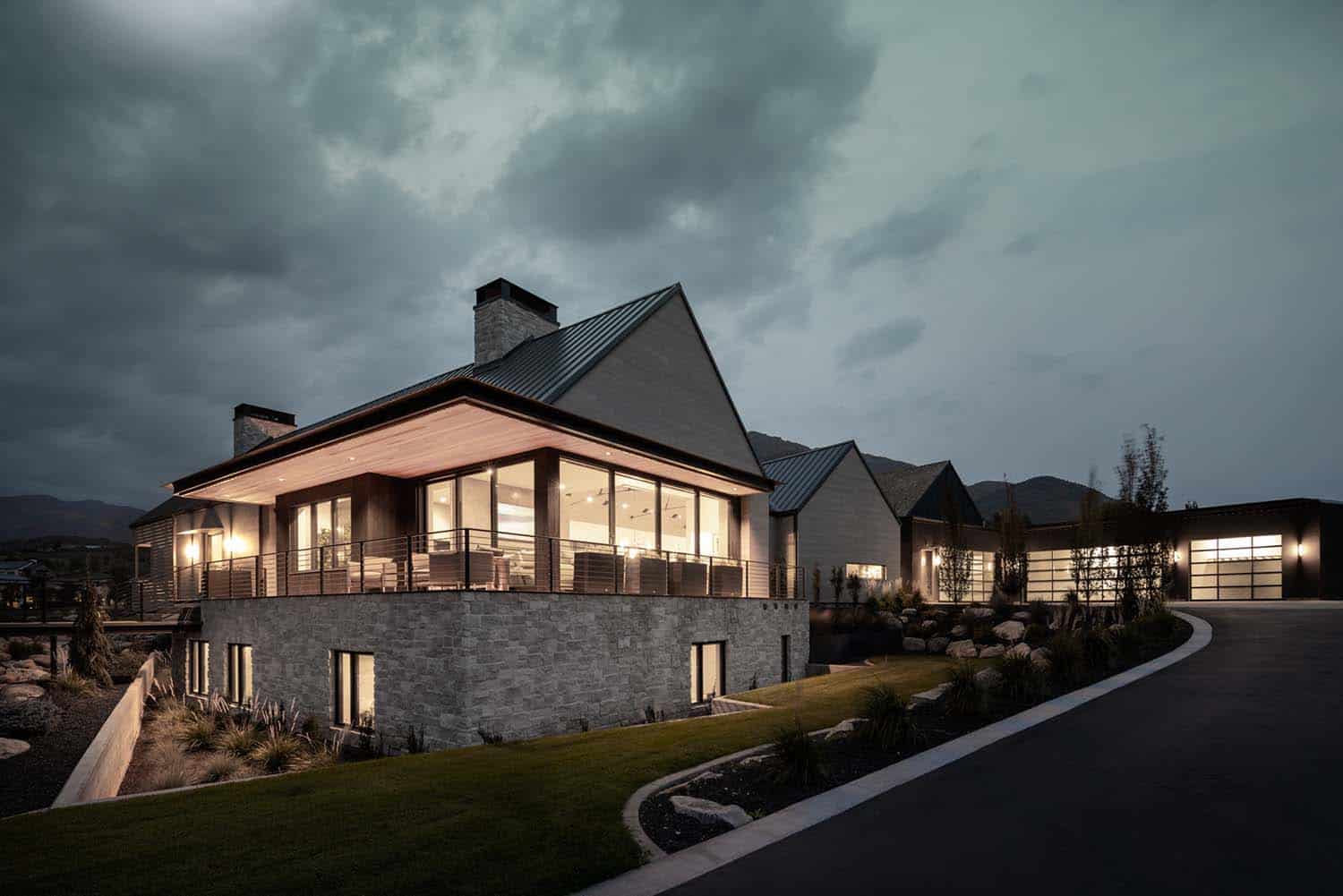contemporary-mountain-home-exterior-at-dusk