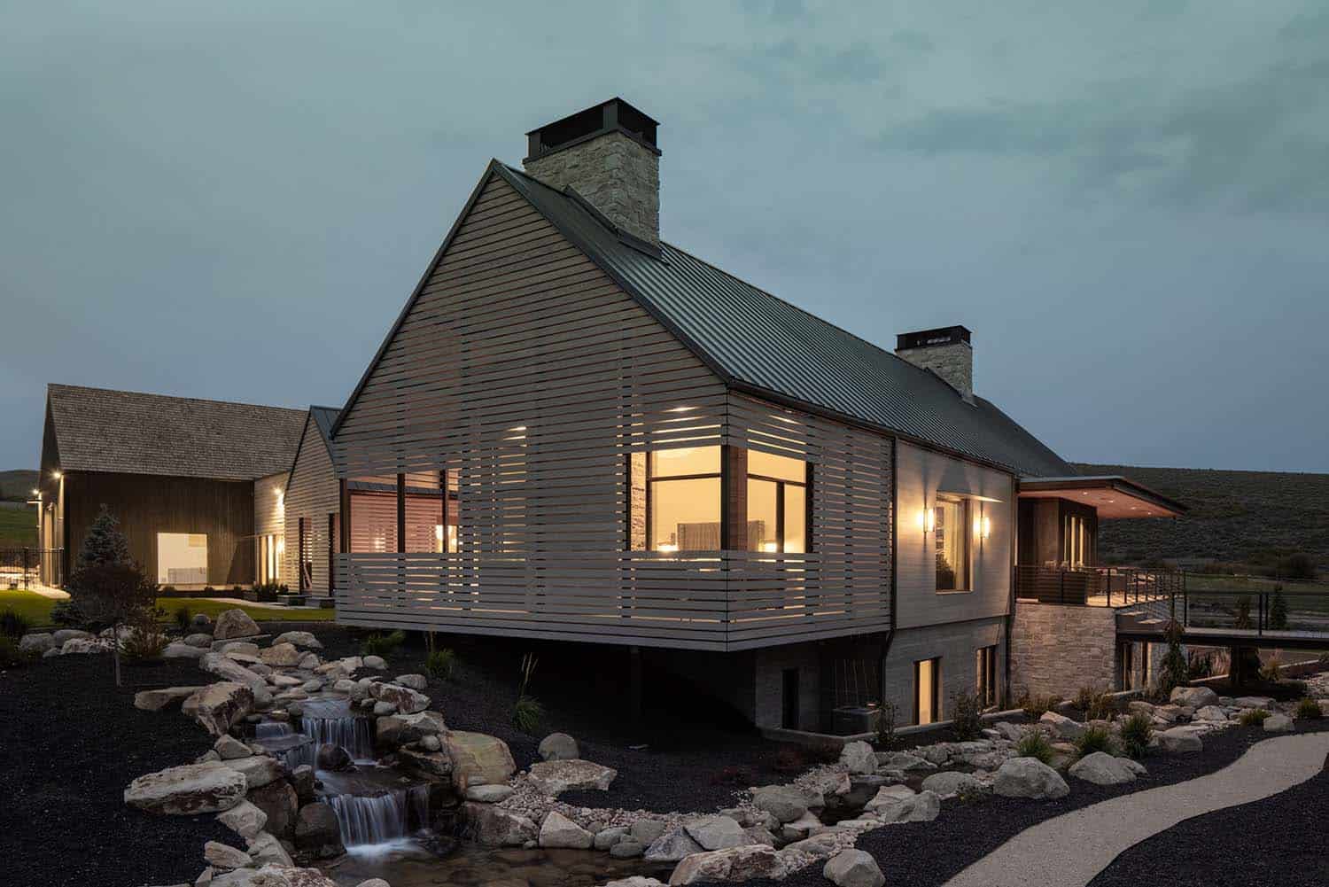 contemporary-mountain-home-exterior-at-dusk