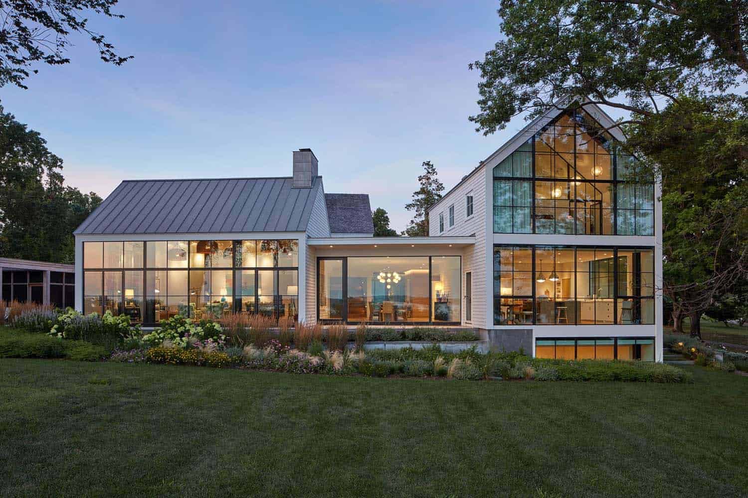 modern-waterfront-home-exterior