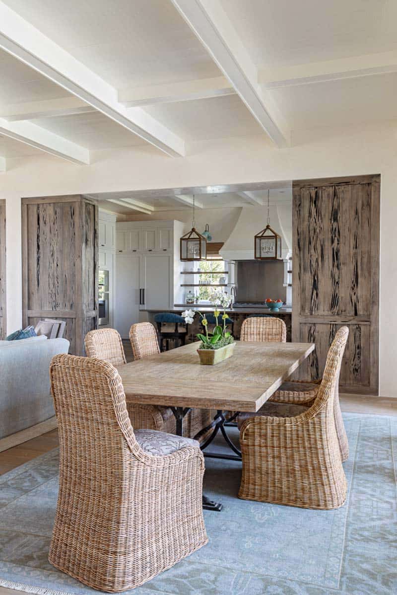 beach-style-dining-room