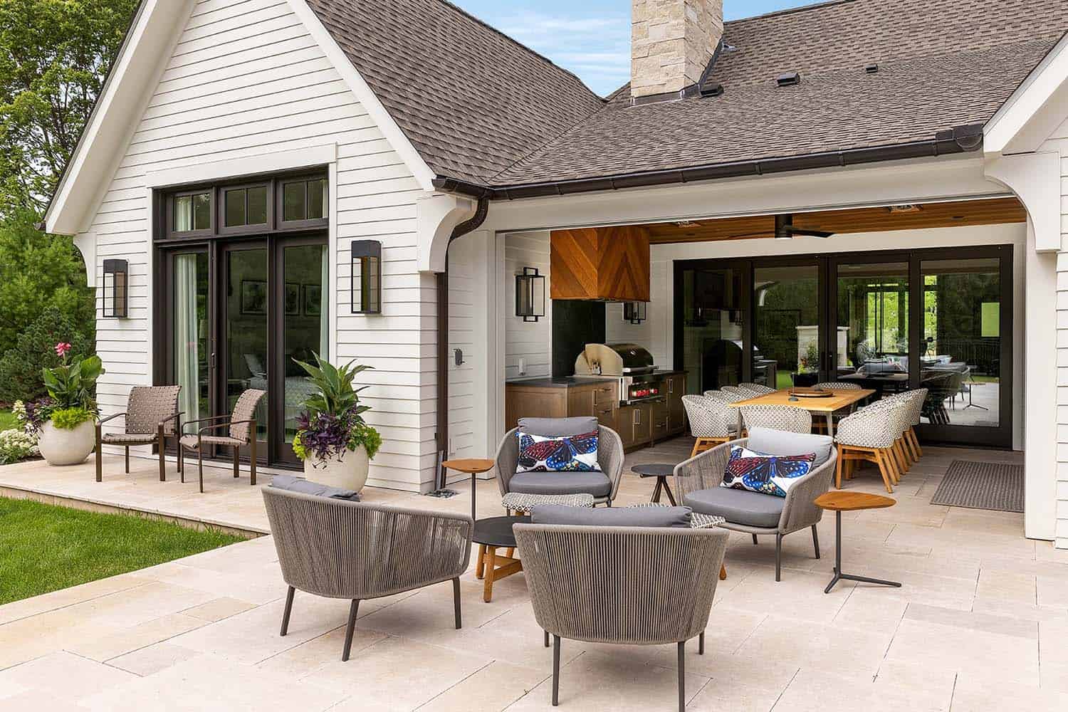 contemporary-patio-with-lounge-chairs