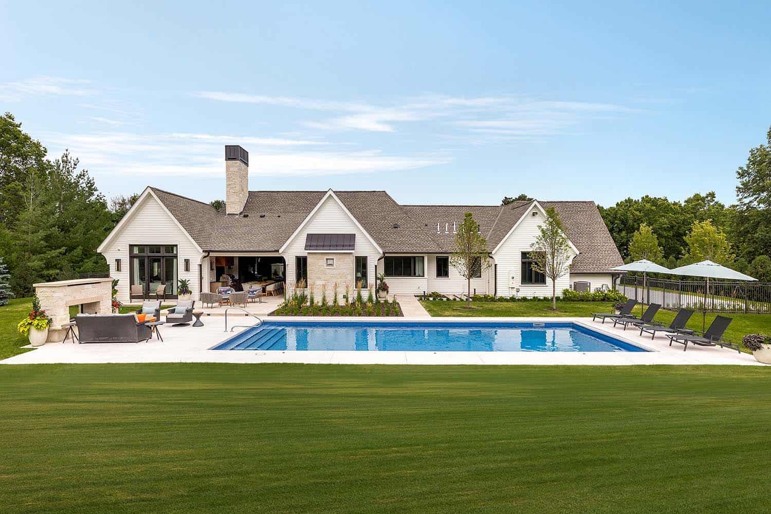 contemporary-house-and-swimming-pool
