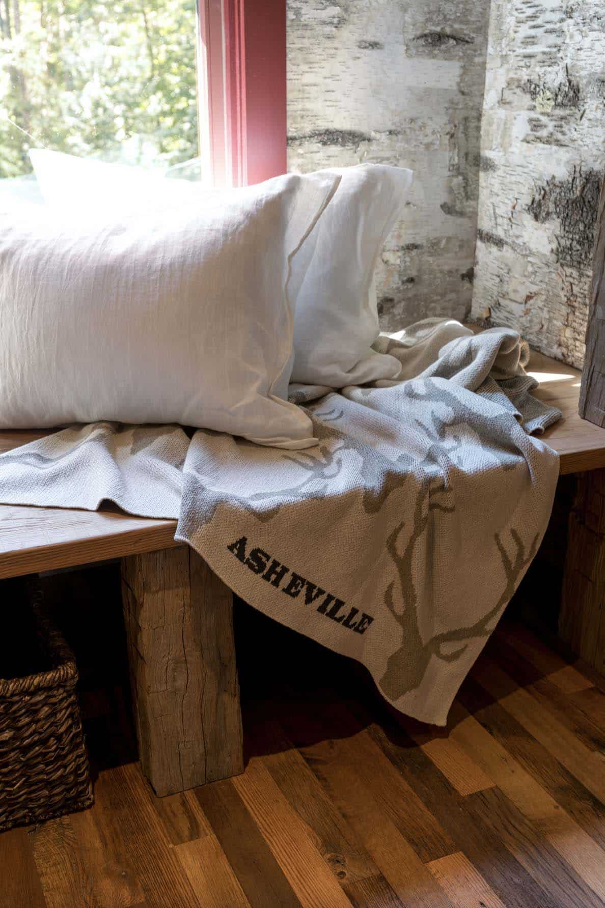 rustic-bedroom-window-seat