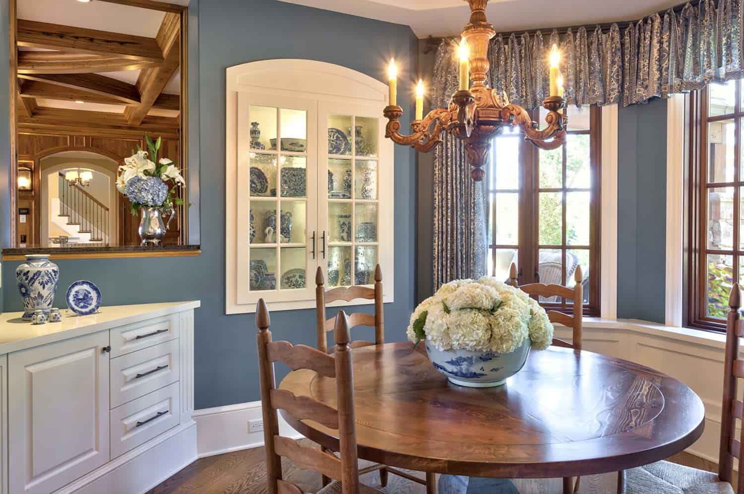 traditional-kitchen-breakfast-nook