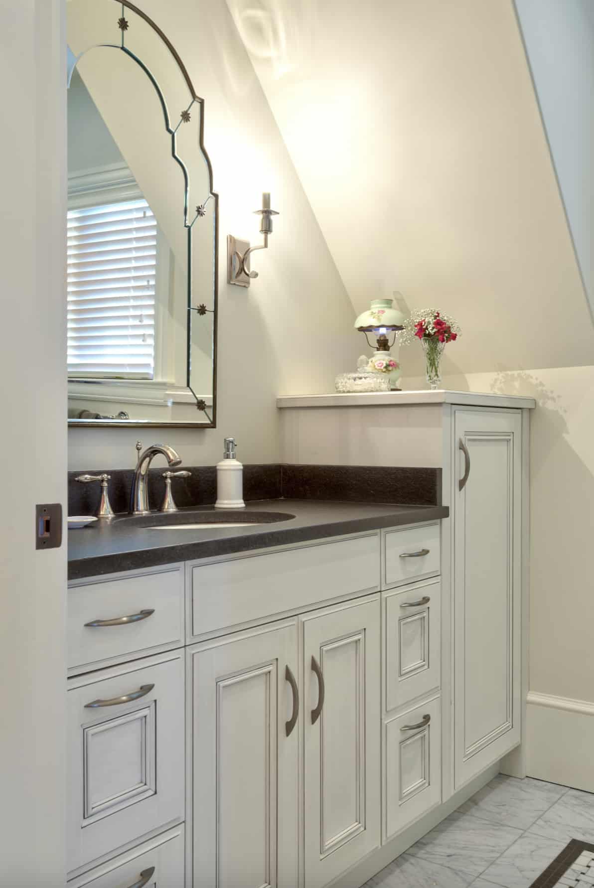 traditional-bathroom