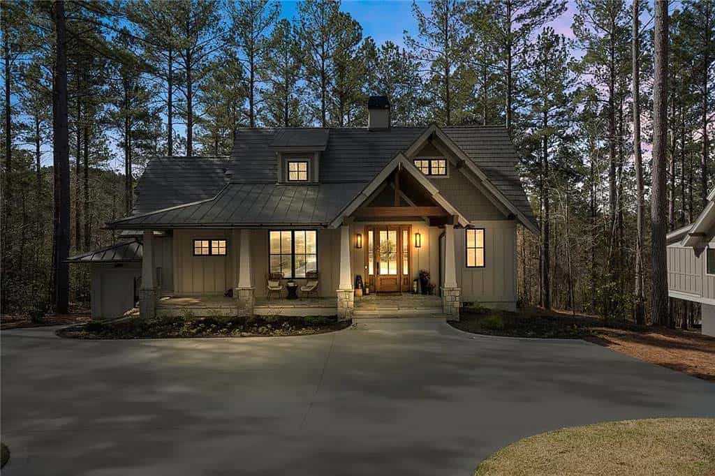 cottage-style-home-exterior-at-dusk