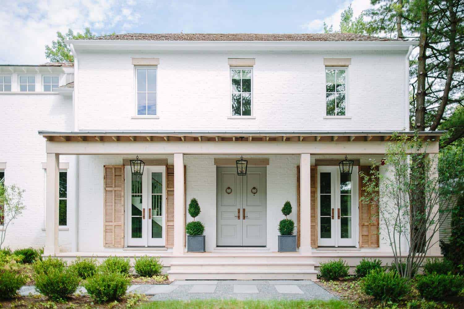 modern-farmhouse-style-home-exterior